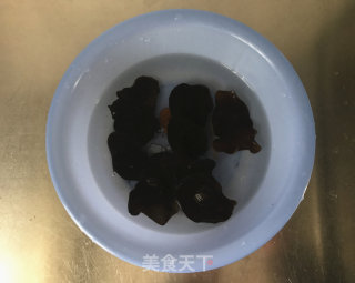 荷兰豆炒虾仁的做法步骤：2