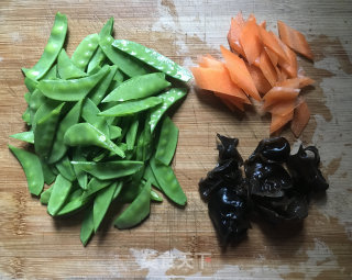 荷兰豆炒虾仁的做法步骤：4