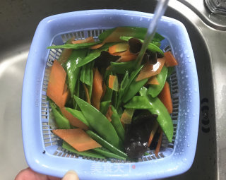 荷兰豆炒虾仁的做法步骤：11