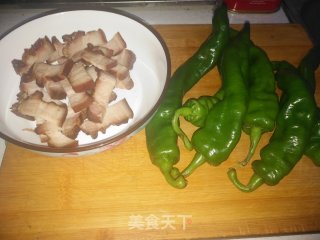 青椒炒腊肉的做法步骤：1