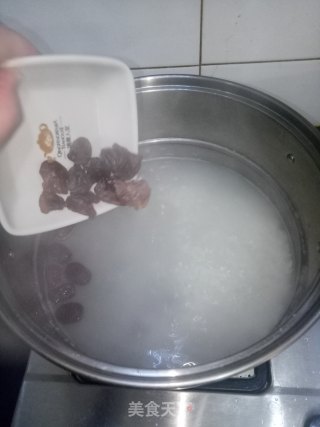 红枣桂圆大米粥的做法步骤：3