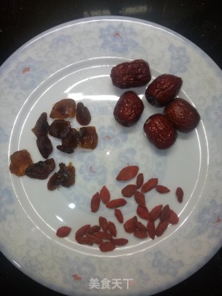 桂圆红枣荷包蛋的做法步骤：1