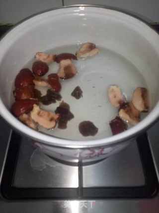 桂圆红枣鸡蛋甜汤的做法步骤：2