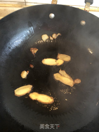 砂锅菌菇乌鸡的做法步骤：3