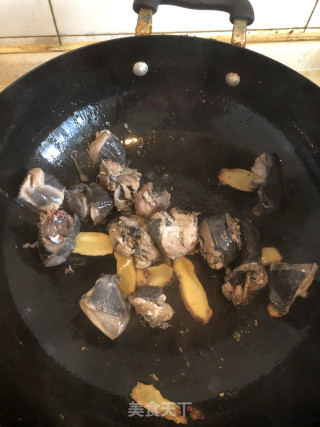 砂锅菌菇乌鸡的做法步骤：4