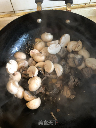 砂锅菌菇乌鸡的做法步骤：6