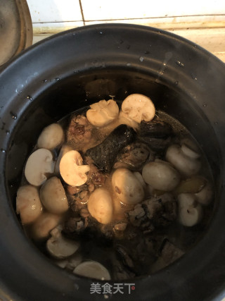 砂锅菌菇乌鸡的做法步骤：7