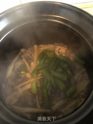 砂锅菌菇乌鸡的做法步骤：9