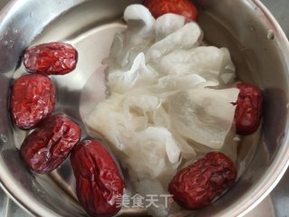 银耳雪梨汤的做法步骤：1