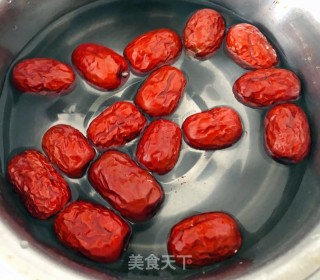#一碗热粥#大枣黑米大米粥的做法步骤：2