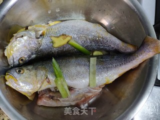 红烧黄花鱼的做法步骤：1