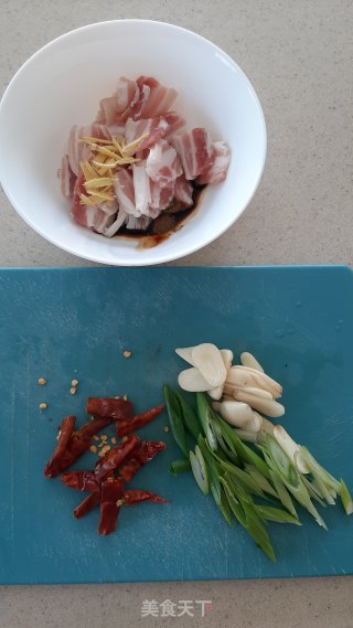 干煸手撕包菜的做法步骤：2