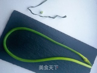 草莓蒜薹玫瑰花的做法步骤：3
