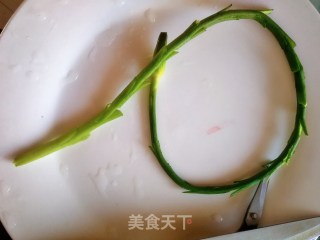 草莓蒜薹玫瑰花的做法步骤：4