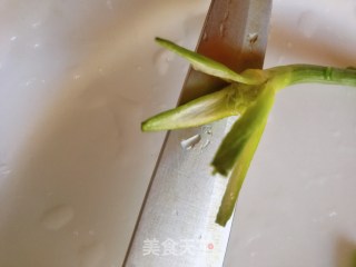草莓蒜薹玫瑰花的做法步骤：5