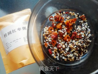 #一碗热粥#  桂圆红枣粥的做法步骤：2