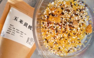 #一碗热粥#  玉米黄桃粥的做法步骤：1