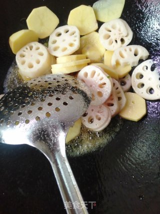 糖醋莲藕土豆片的做法步骤：5