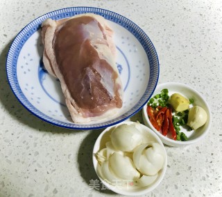 鸭肉炒百合的做法步骤：1