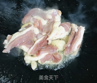 鸭肉炒百合的做法步骤：3