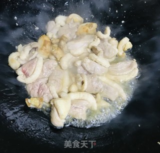 鸭肉炒百合的做法步骤：4