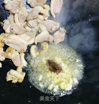 鸭肉炒百合的做法步骤：5