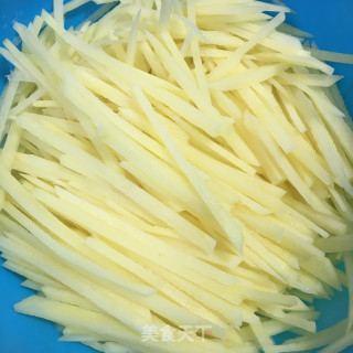 醋溜土豆丝的做法步骤：1