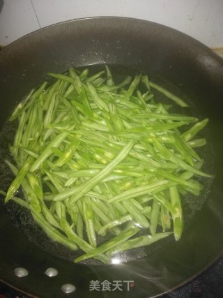 豆瓣酱炒四季豆的做法步骤：2