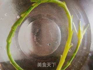 草莓蒜薹鱼儿的做法步骤：5