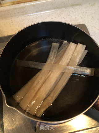 酸辣脆皮肠宽粉的做法步骤：1