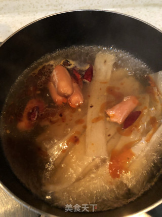 酸辣脆皮肠宽粉的做法步骤：2