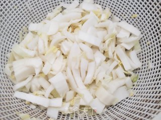 丸子汤面条的做法步骤：1