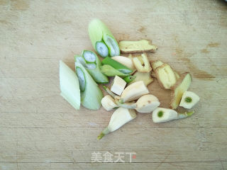 清蒸鲈鱼的做法步骤：1