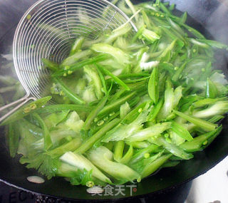 肉丝炒双翠的做法步骤：4