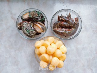 鲍鱼小土豆烧虾球的做法步骤：1