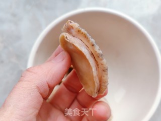 鲍鱼小土豆烧虾球的做法步骤：2