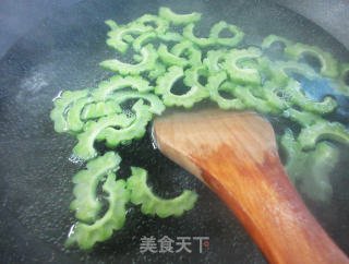 火腿肠苦瓜炒香干的做法步骤：3