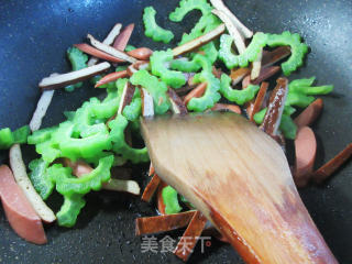 火腿肠苦瓜炒香干的做法步骤：5