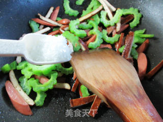 火腿肠苦瓜炒香干的做法步骤：7