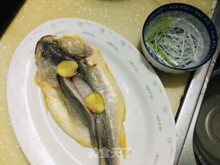 清蒸黄花鱼的做法步骤：1