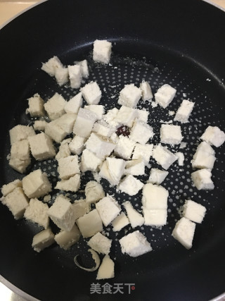 馒头干蛋炒饭的做法步骤：1