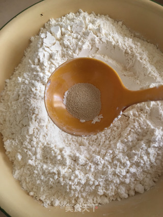 牛肉洋葱包子的做法步骤：1