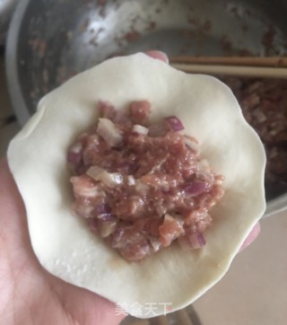 牛肉洋葱包子的做法步骤：10