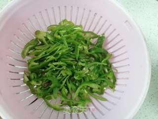 牛肉炒青椒的做法步骤：2