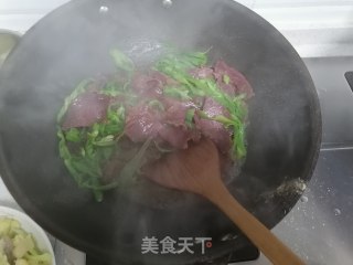 牛肉炒青椒的做法步骤：6