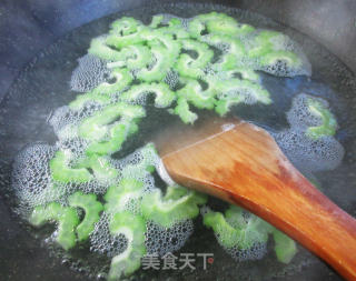 火腿肠虾仁炒苦瓜的做法步骤：5