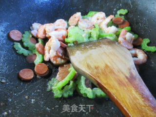 火腿肠虾仁炒苦瓜的做法步骤：10