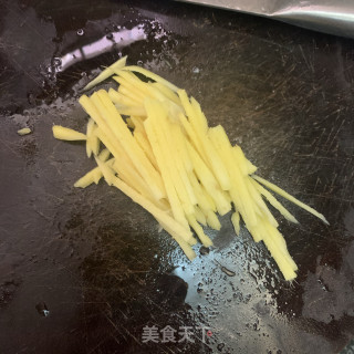 老姜炒里脊肉的做法步骤：2