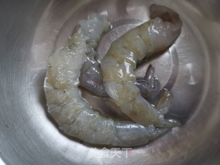 虾仁菠菜炒鸡蛋的做法步骤：2