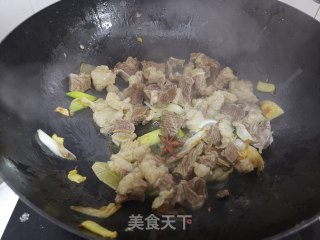 牛肉炖土豆萝卜的做法步骤：3